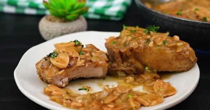 Carnes: Carne de Porco Com Molho de Cogumelos Cremoso