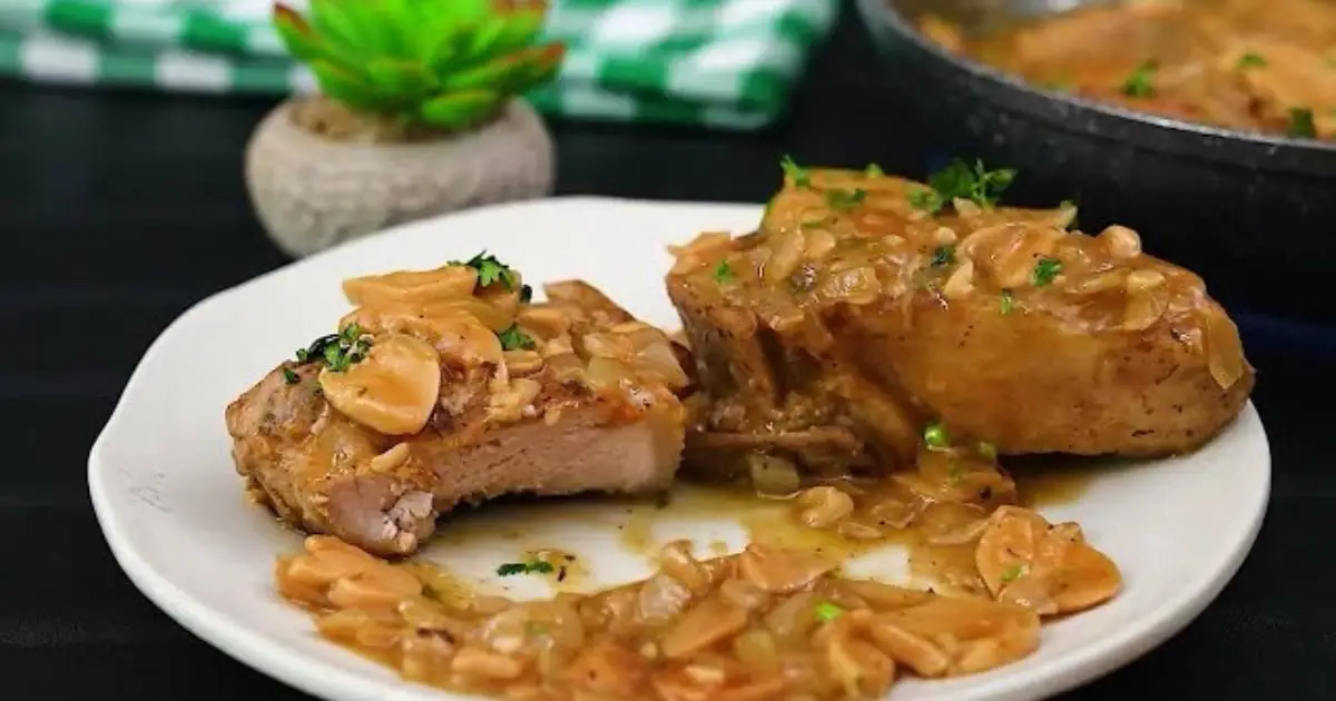 A Carne de Porco Com Molho de Cogumelos Cremoso é suculenta e cheia de sabor....