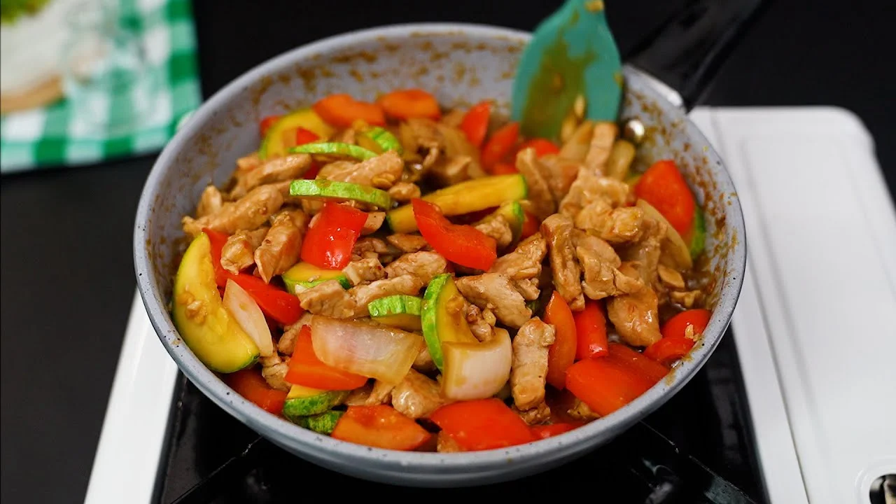 Carne de Porco com Legumes e Molho de Laranja é a receita mais pedida aqui!...