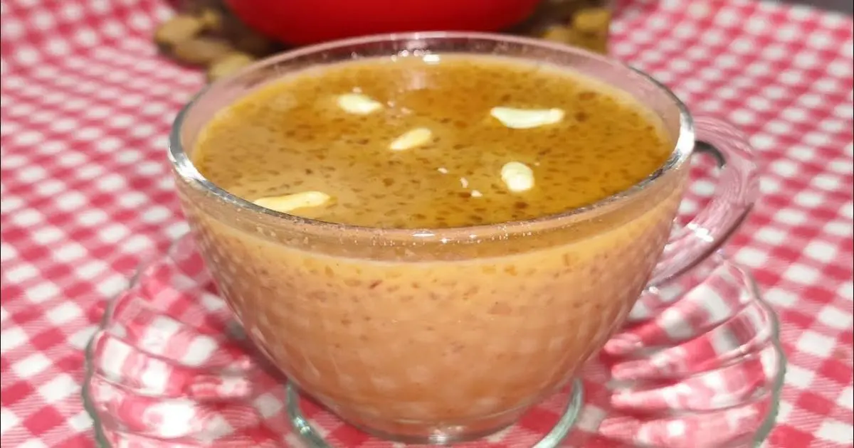 Bebida quente, doce e cremosa feita com amendoim torrado....