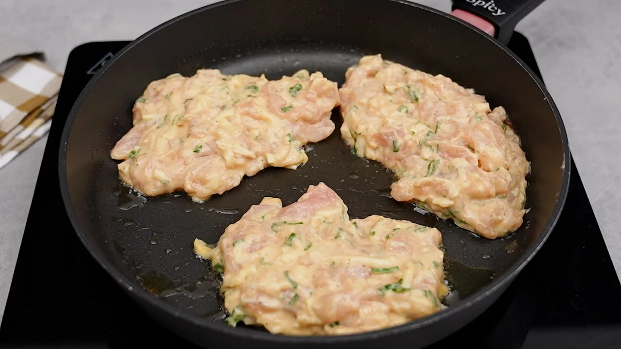 Costeleta de Frango Cremosíssima com Maionese e Queijo é prática, suculenta e irresistível. Receitinha fácil...