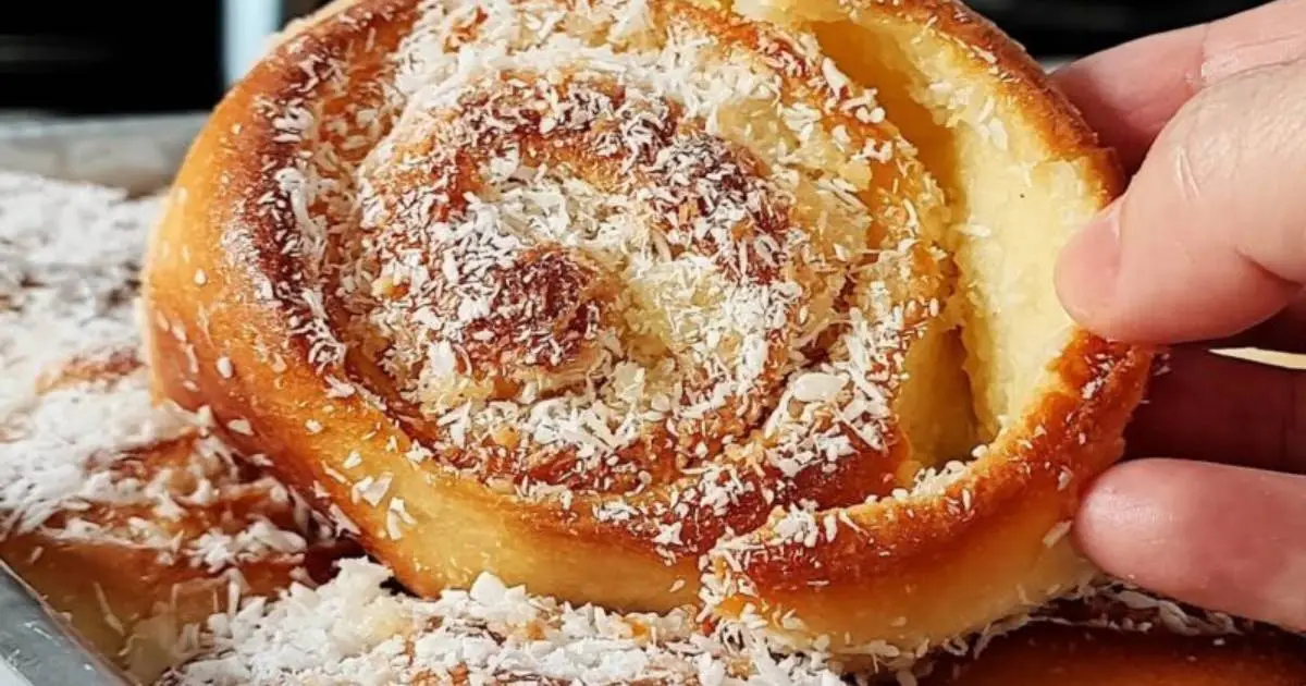 Prepare as deliciosas Fatias Húngaras de Coco e Amendoim Fofinhas com cobertura de leite condensado,...