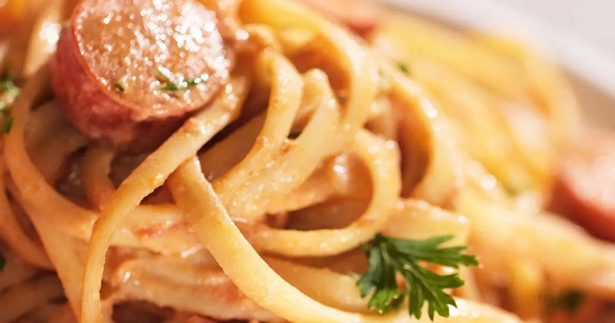 Aprenda a fazer Macarrão Cremoso com Salsicha na Panela Só. Receita simples, deliciosa e perfeita...