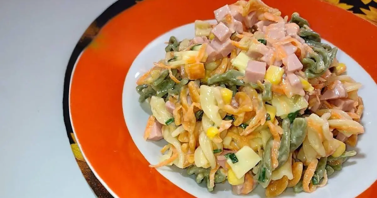 Salada de Macarrão Cremosa Simples com Presunto é a escolha perfeita para o almoço de...