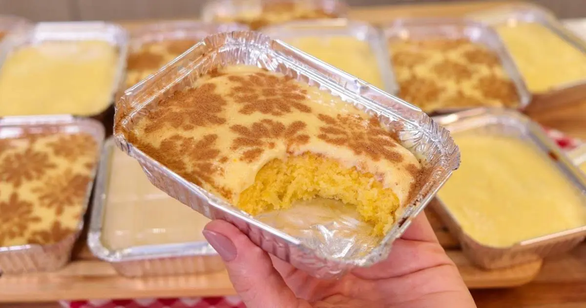 Bolo de milho com cobertura de curau, feito na marmita e pronto para vender....