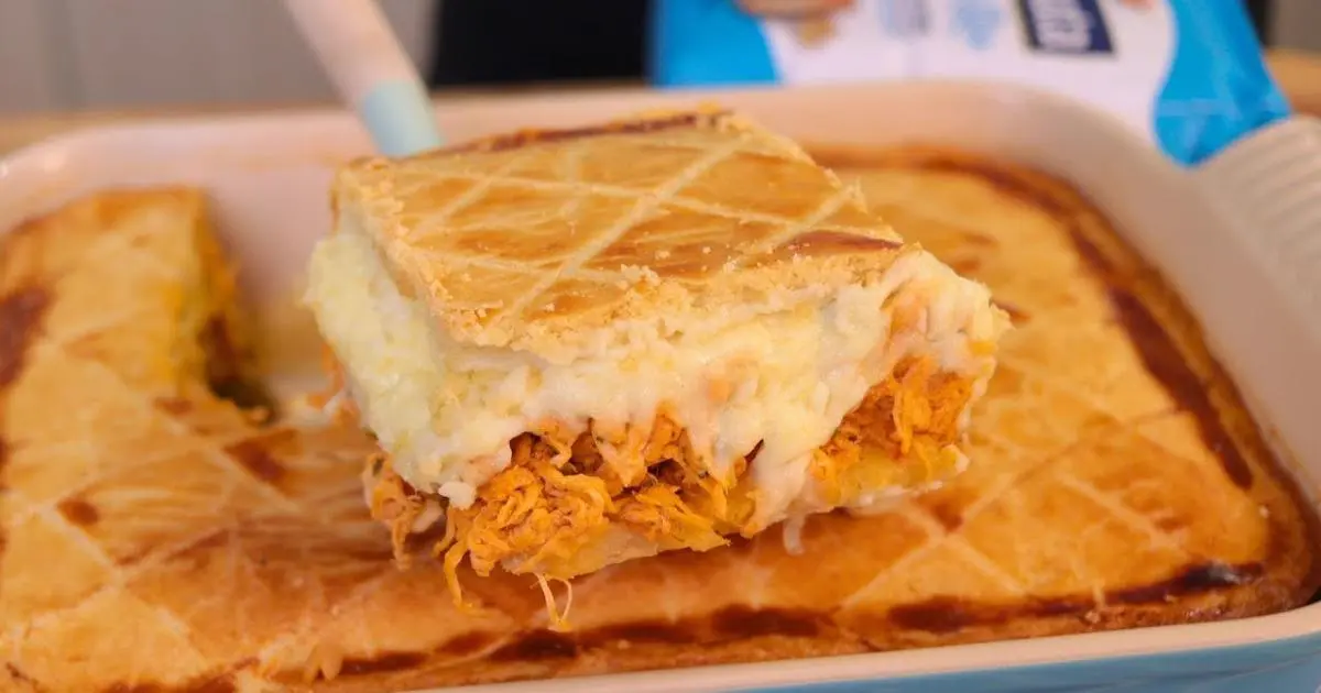 Empadão de frango cremoso com massa leve e recheio molhadinho....
