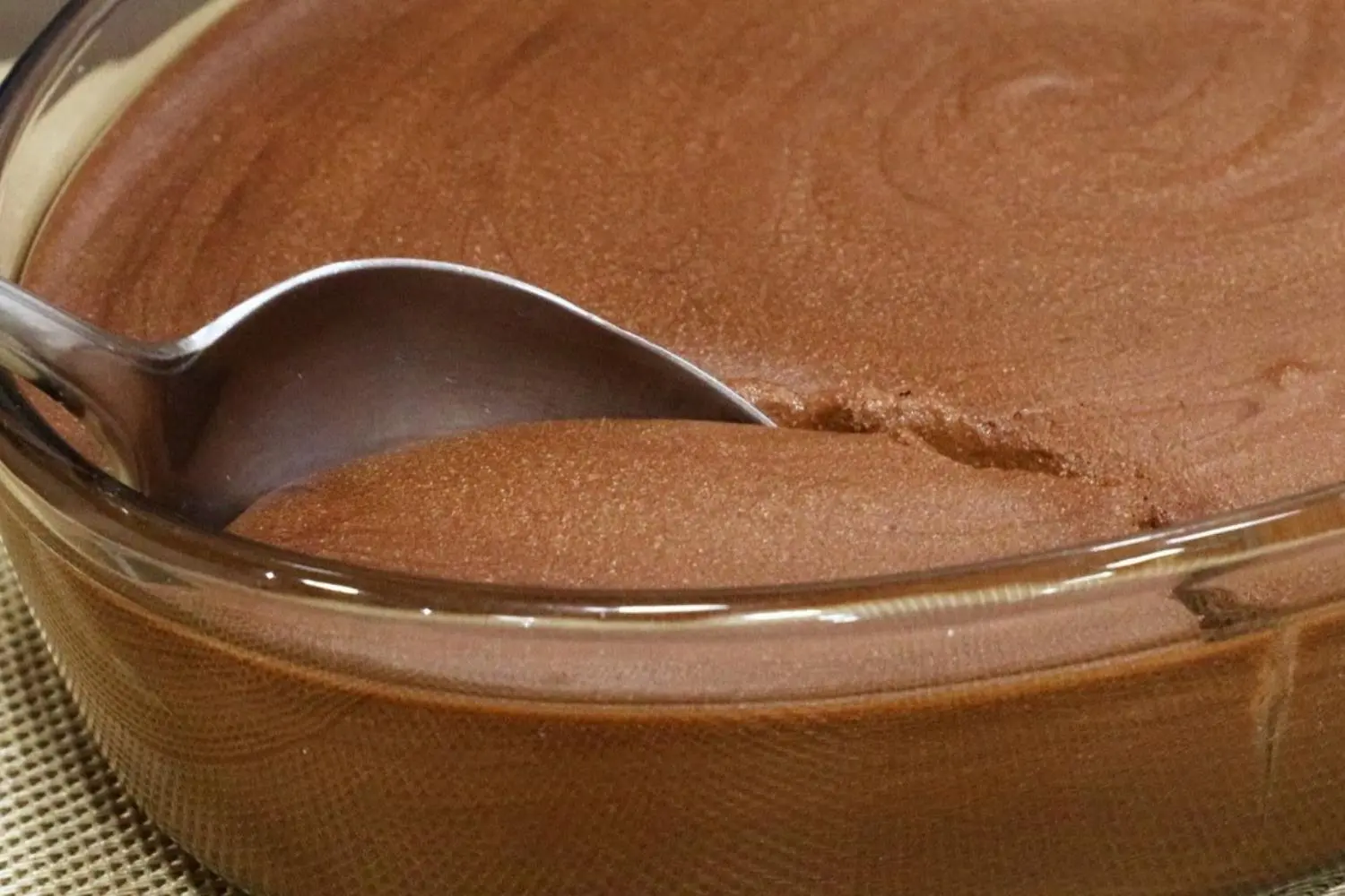 Mousse de chocolate fácil, rápida e com textura super cremosa....