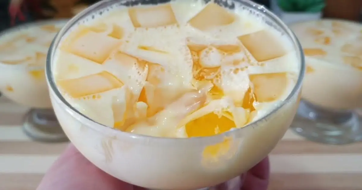 Gelatina cremosa com leite condensado e sabor intenso de abacaxi....