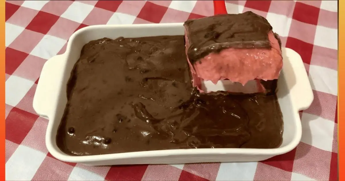 Mousse de morango com ganache de chocolate fácil e irresistível....