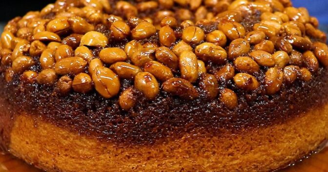 Bolos: Esse Bolo de Amendoim Invertido com Caramelo Vai Te Surpreender