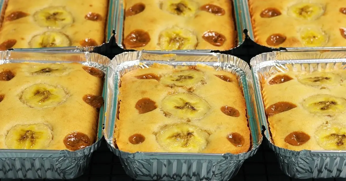 Bolo de banana na marmita com doce de leite já sai recheado e fofinho do...