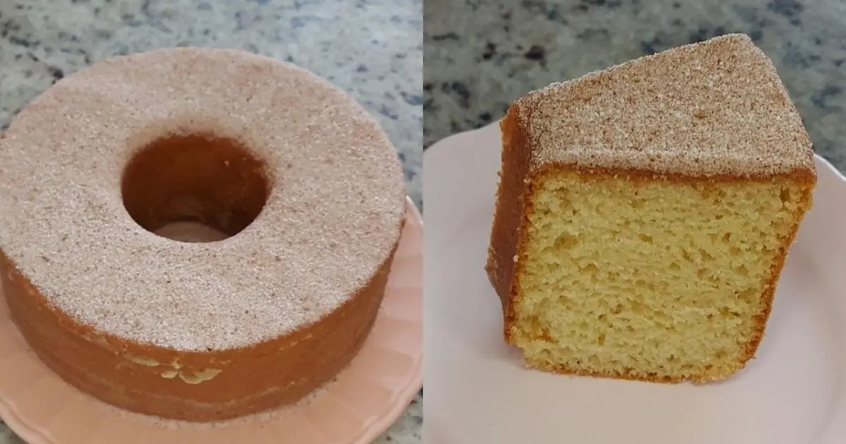 Bolo de iogurte simples com cobertura de açúcar e canela....
