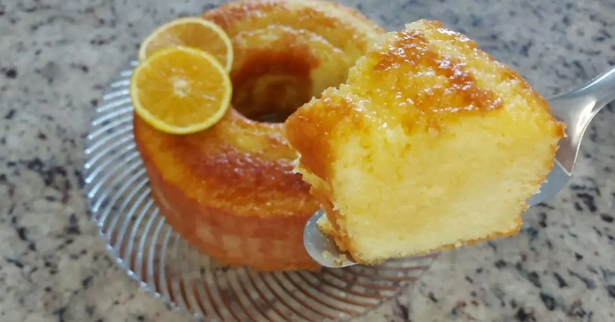 Bolo de laranja com calda, macio e molhadinho do jeito certo....