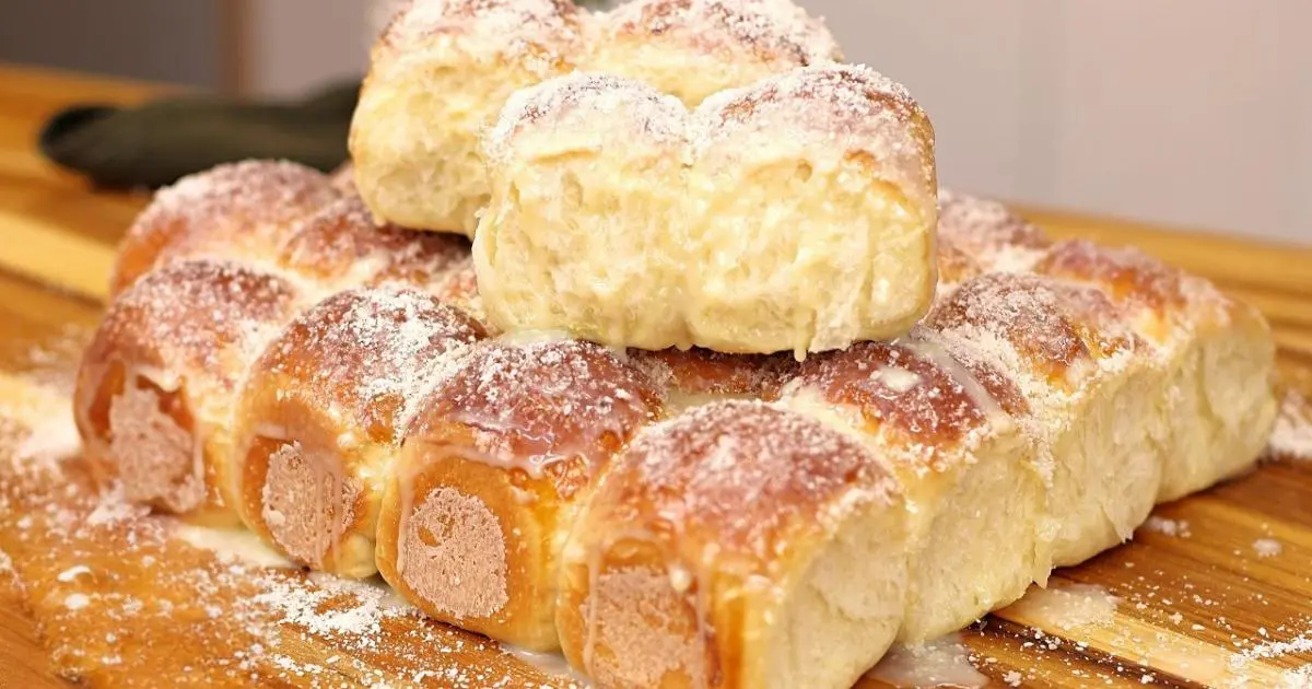 Pão doce fofinho com cobertura de coco e leite condensado....