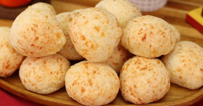 Lanche: Esse Pão de Queijo Crocante e Fofinho Vai Te Levar Direto pra Minas