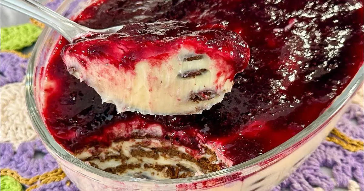 Pavê gelado de Ninho com morango, cremoso, com geleia azedinha por cima....