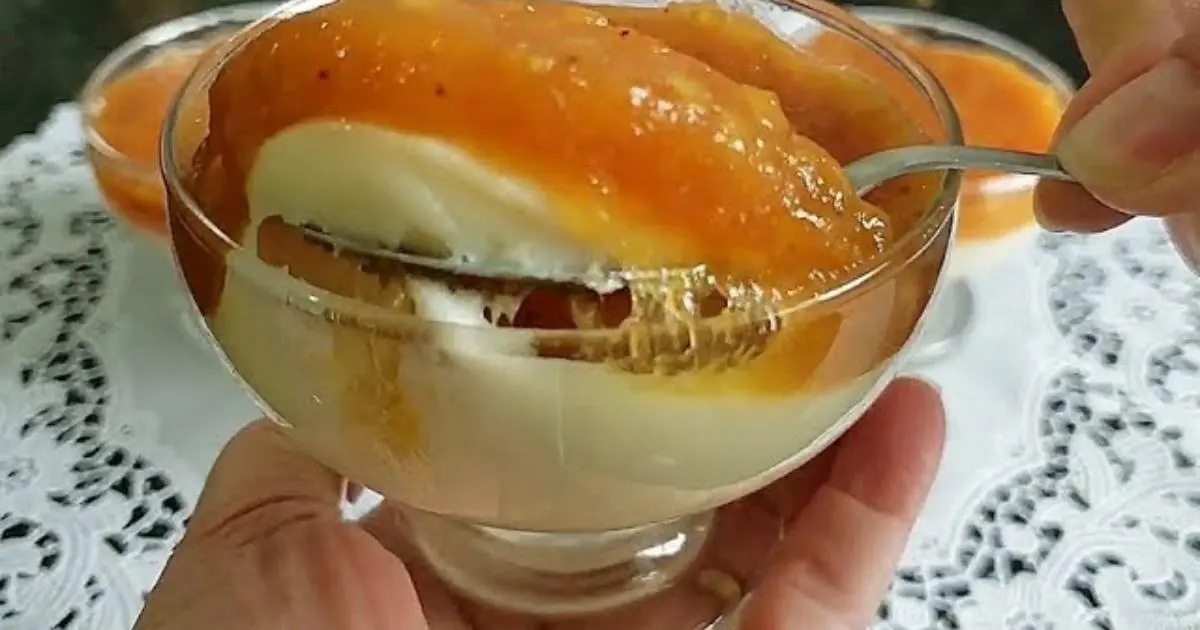 Sobremesa cremosa de banana com creme e doce caseiro delicioso....