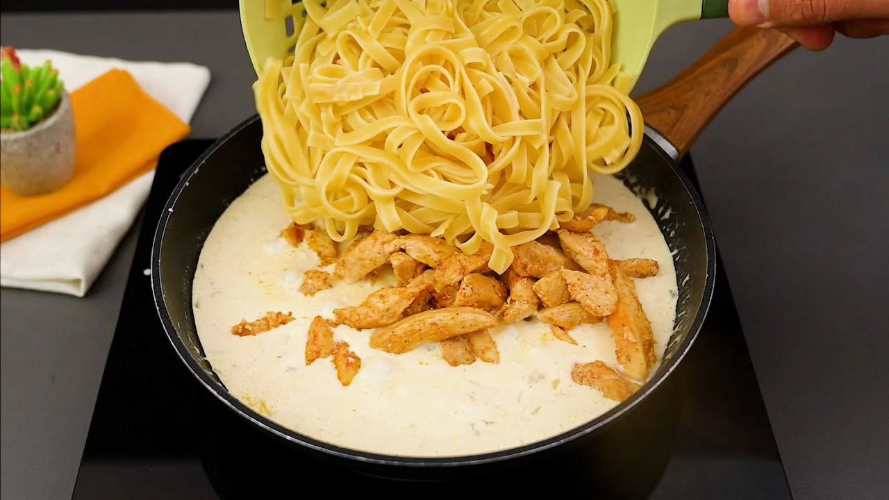 Fettuccine Cremoso com Frango e Cogumelos é rápido e delicioso. Uma receita simples com um...