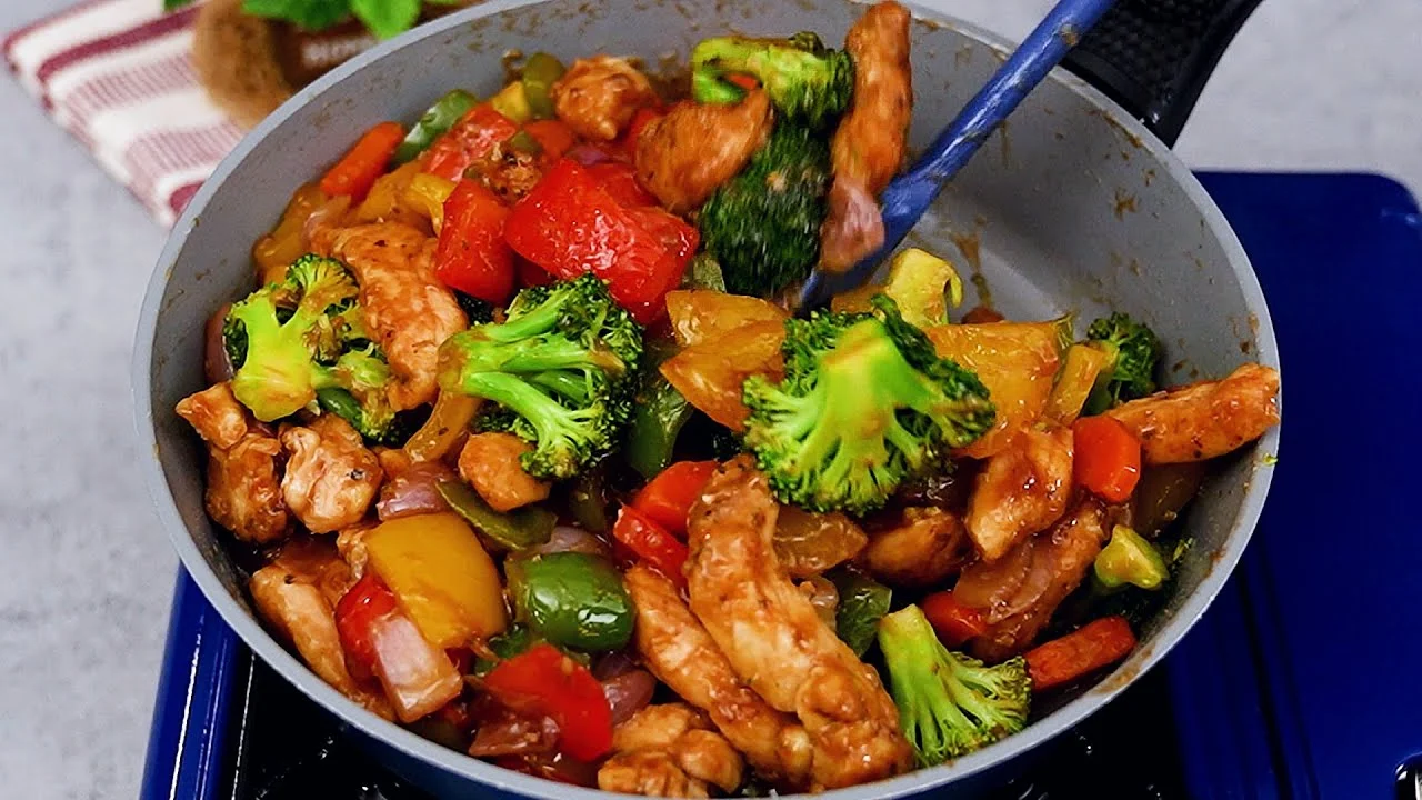 Filé de Frango com Brócolis e Toque Secreto Delicioso é uma refeição rápida, saborosa e...