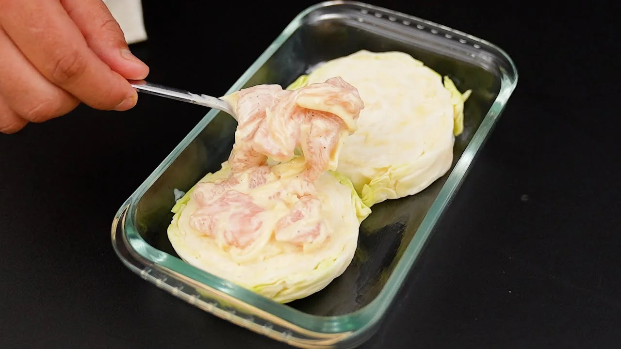 Frango Cremoso com Repolho Assado Delicioso é uma receita fácil e irresistível que vai conquistar...