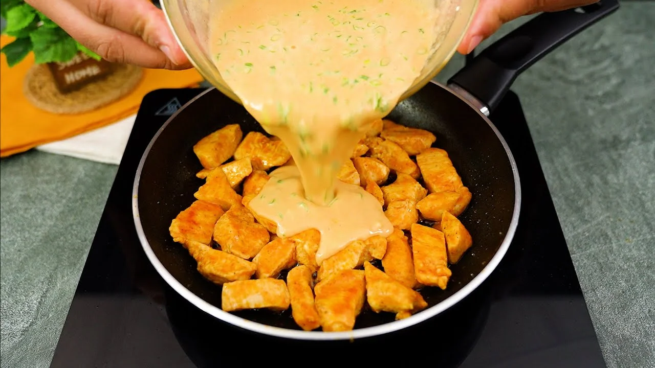 Frango ao Molho Cremoso com Requeijão e Ovo é uma receita deliciosa e rápida para...