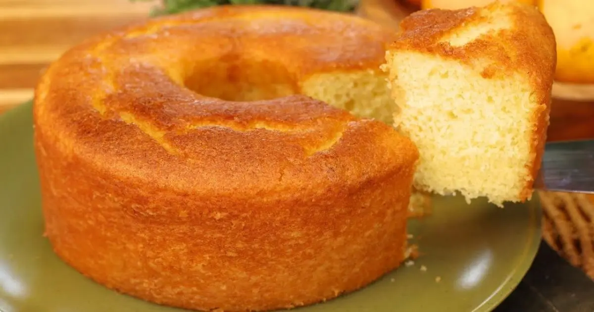 Bolo de laranja fofinho, molhadinho e fácil com calda natural....