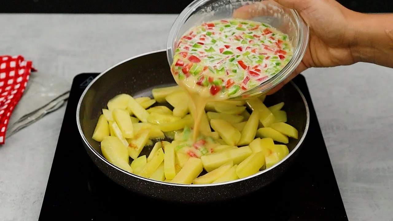 O Jantar de Batata com Ovo e Pimentão Delicioso é uma receita simples e perfeita...