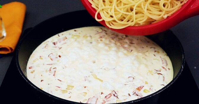 Massas: Macarrão Com Bacon E Molho Cremoso Branco