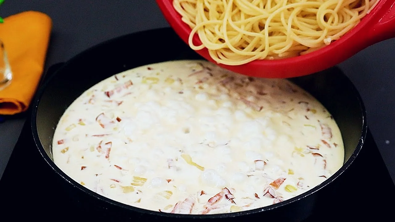Macarrão Com Bacon E Molho Cremoso Branco é fácil e pronto em minutos! Receita ideal...