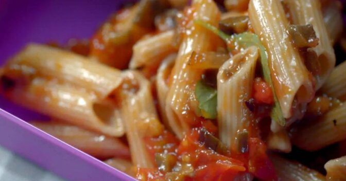 Massas: Macarrão Com Berinjela e Molho de Tomate