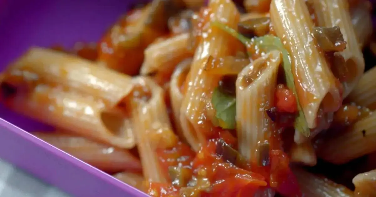 O Macarrão Com Berinjela e Molho de Tomate é leve, fácil e surpreendente. Receita simples...