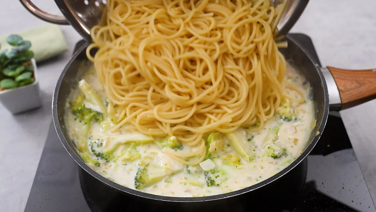 O Macarrão Cremoso com Bacon e Brócolis Irresistível é fácil e prático, perfeito para o...