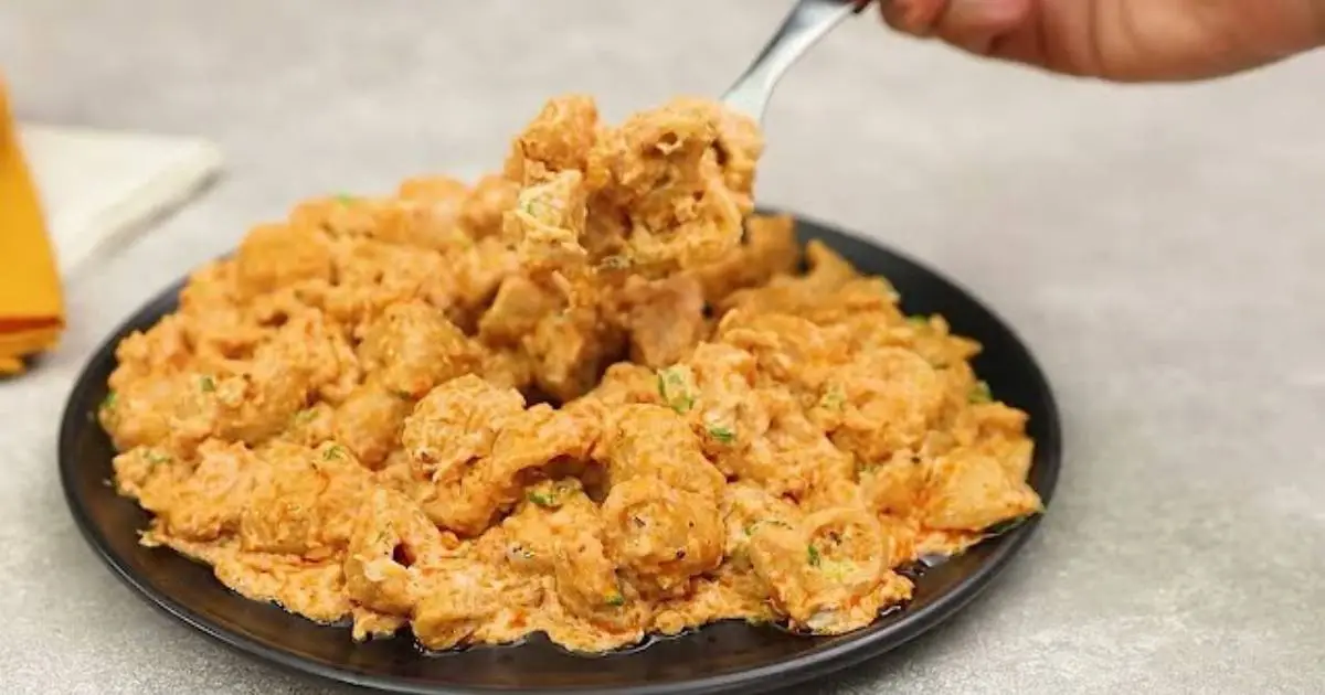 A receita Macarrão Cremoso com Ovos e Tomate traz uma combinação simples e saborosa para...