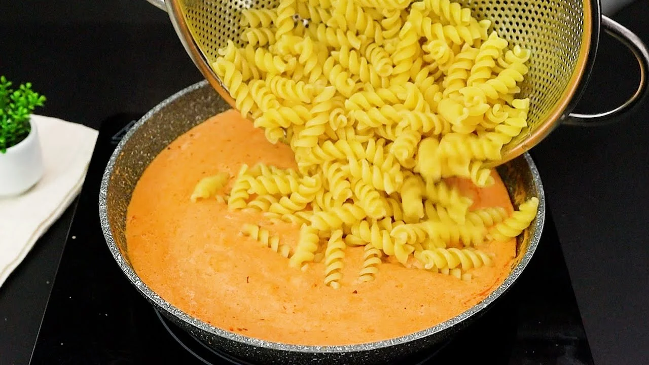 O Macarrão Cremoso com Queijo na Panela é fácil, prático e delicioso! Receita perfeita para...