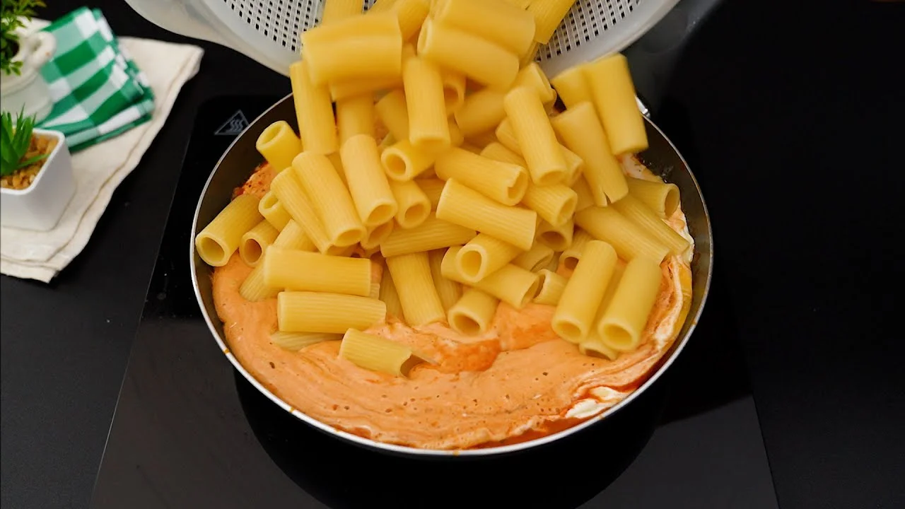 O Macarrão Cremoso com Toque de Chef Delicioso é fácil de fazer e fica com...
