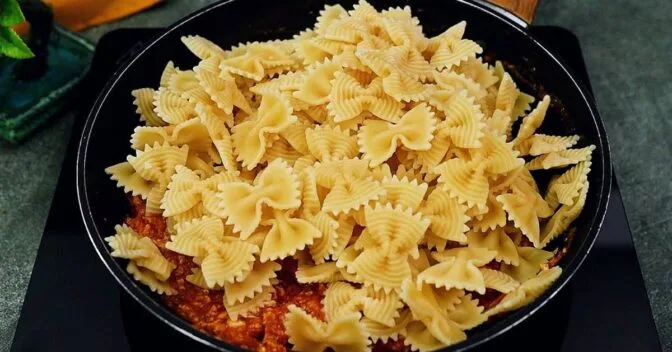 Massas: Macarrão Gravatinha Cremoso com Molho de Tomate e Ovo
