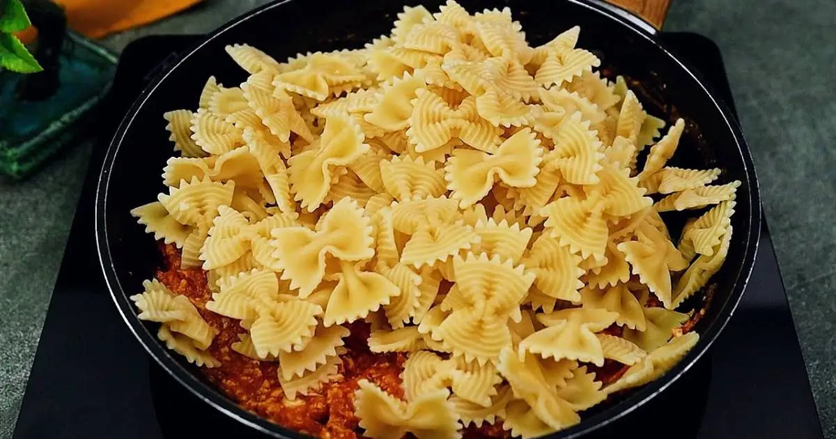 Macarrão Gravatinha Cremoso com Molho de Tomate e Ovo é fácil, rápido e delicioso. Uma...