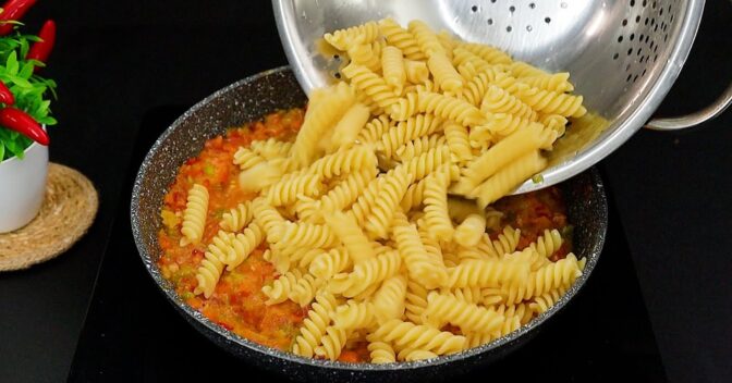 Massas: Macarrão Indiano Cremoso com Pimentões Coloridos