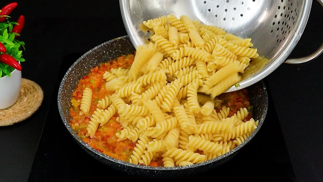 O Macarrão Indiano Cremoso com Pimentões Coloridos traz sabor e praticidade para suas refeições com...