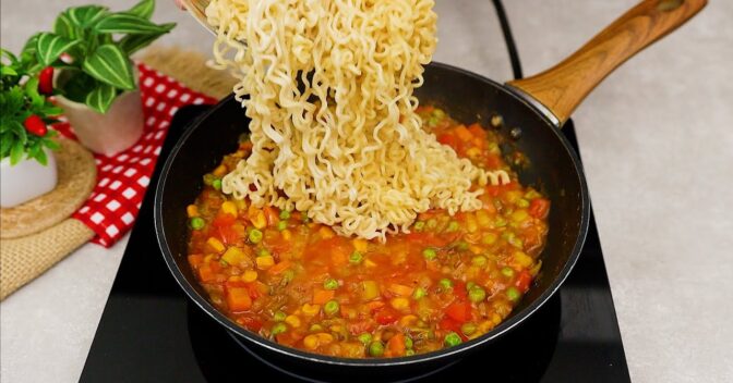 Massas: Macarrão Instantâneo com Legumes Temperados Delicioso