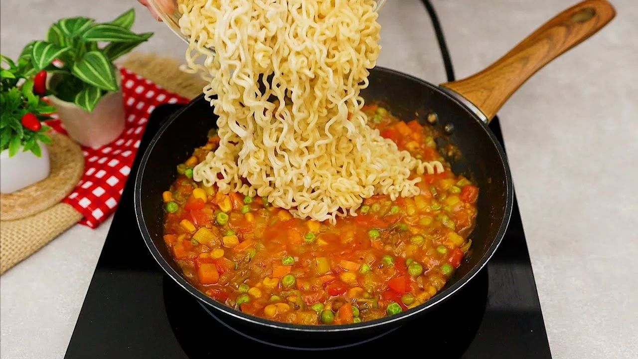 O Macarrão Instantâneo com Legumes Temperados Delicioso é a opção perfeita para um almoço rápido,...