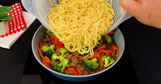 Massas: Macarrão com Carne e Legumes na Frigideira