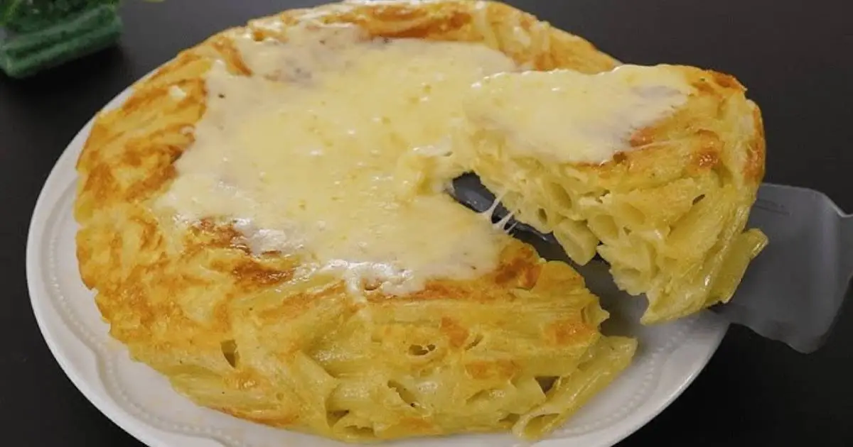 O Macarrão com Frango e Ovos na Frigideira é prático, delicioso e perfeito para o...