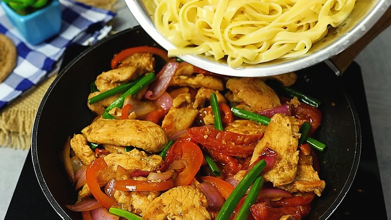 Macarrão com Frango e Vegetais Irresistível: receita prática e cheia de sabor para refeições rápidas....