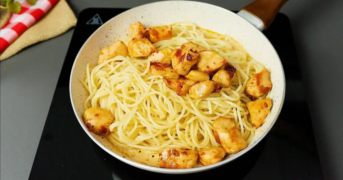 Macarrão com Molho Branco Cremoso Delicioso é a receita perfeita para um almoço rápido e...