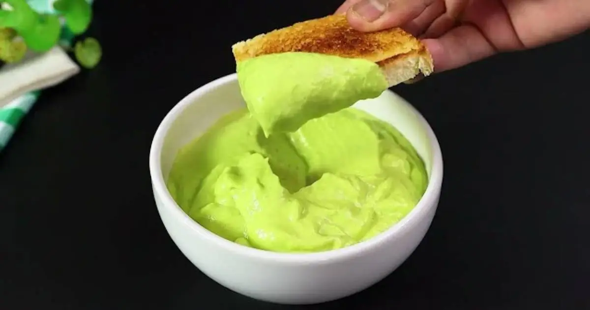 Maionese de Abacate Cremosa Feita em Casa é uma receita fácil, perfeita para quem busca...