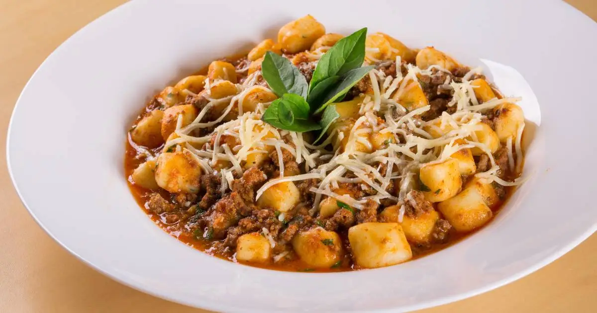 Nhoque de Batata Caseiro Estilo Cantina Italiana é uma receita simples e deliciosa para um...