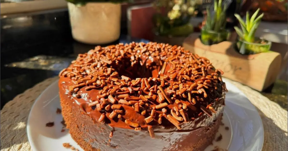 Receita fácil de bolo sem glúten com café e chocolate....