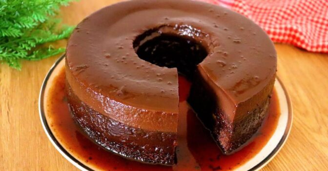 Bolos: O Bolo Pudim de Chocolate que Derrete na Boca e Surpreende no Corte