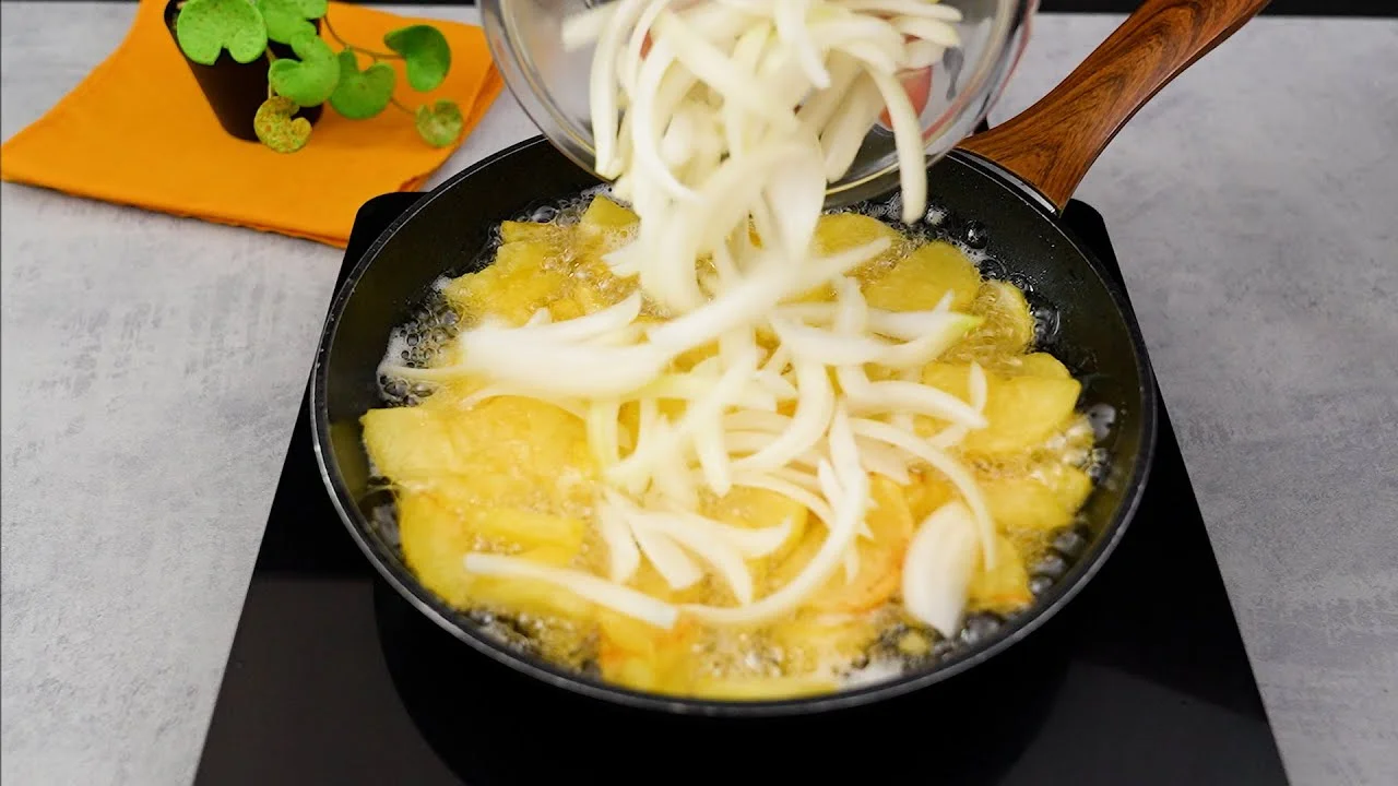 A Omelete de Batata Frita Fácil e Deliciosa é uma receita prática, perfeita para qualquer...